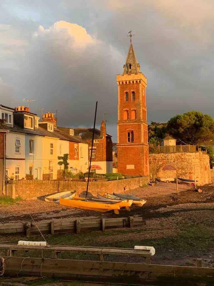 The Pepper Pot Sleeps 4 Sunlit Garden