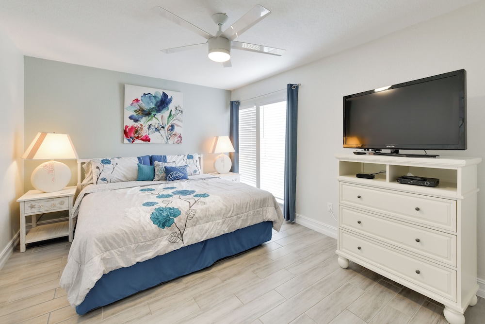 3 Mi to Siesta Key Beach: Condo w/ Heated Pool!
