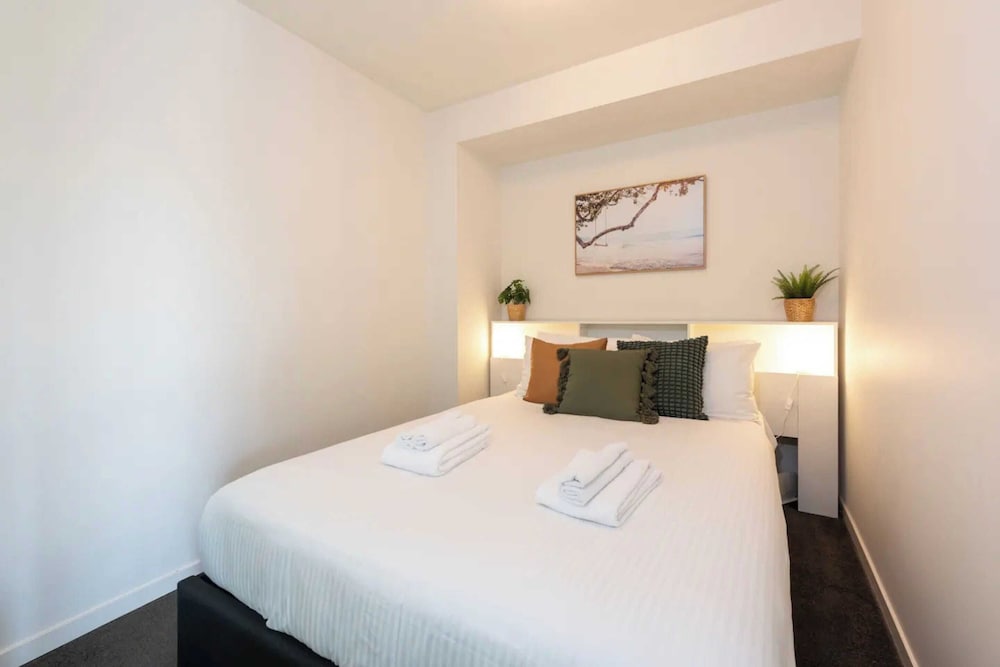 Central 2BR in Prime Carlton Location w/ Parking!