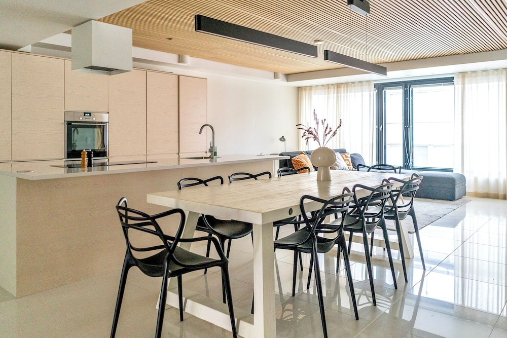 Luxurious 3-Br Apt with Balcony