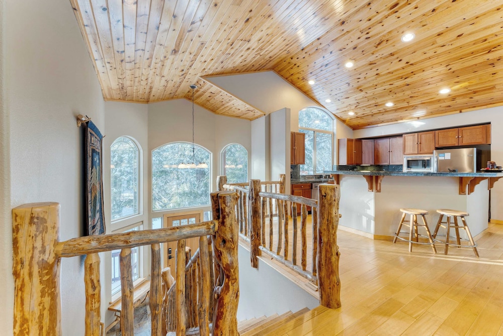 Cherry Hills Spacious Tahoe Cabin With Deck, Fireplace & Open Interiors