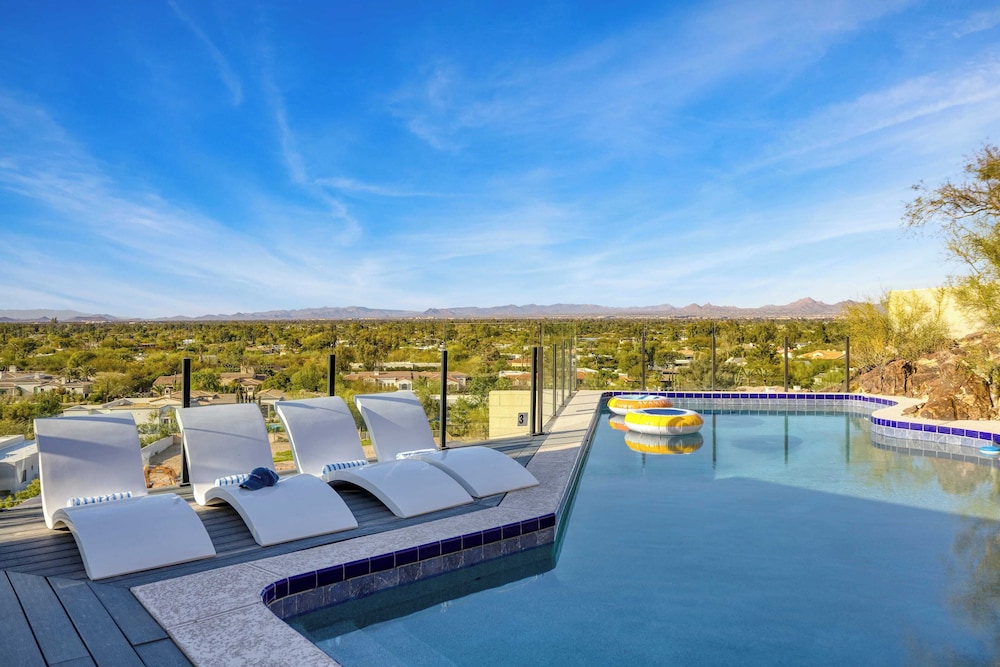 Panoramic Views, Private Pool, Patio Lounge w/ Firepit Royal Palm by Avantstay