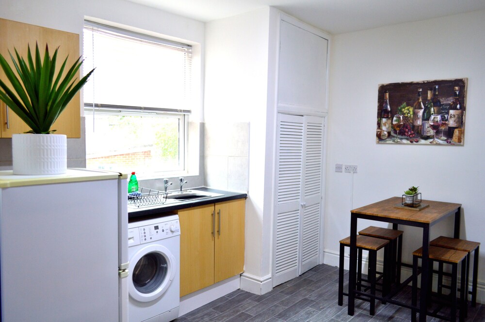 Beautiful Two-bed Apartment With Driveway Parking view 5