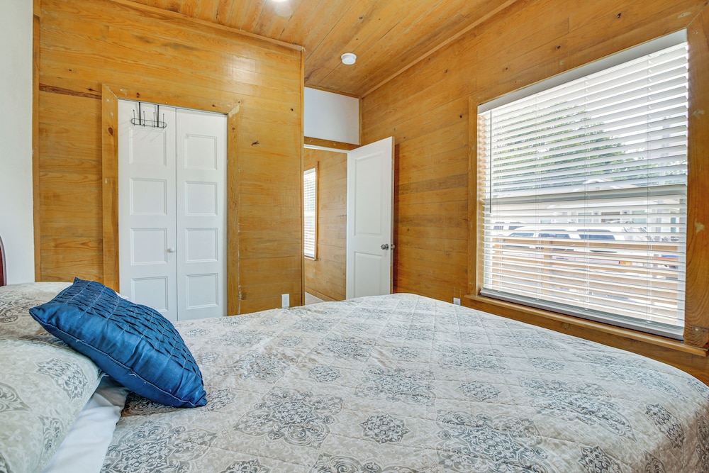 2 Mi to Family Attractions: Brownsville Cottage!