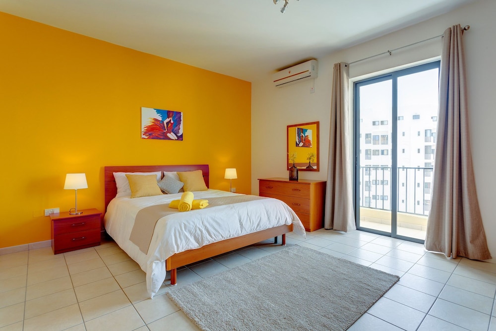 Valletta and Harbour Views Apartment in Central Sliema view 4