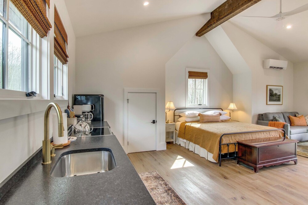 Modern Mountain-view Gem w/ Deck in Glenville