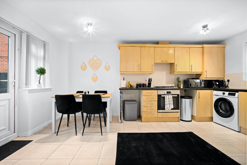House - Sleeps 6, Garden & Free Parking