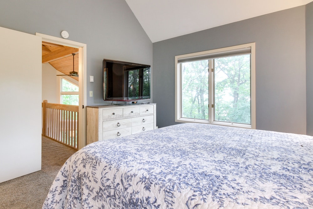 Wintergreen Resort Home w/ Deck, 1 Mi to Skiing! view 5