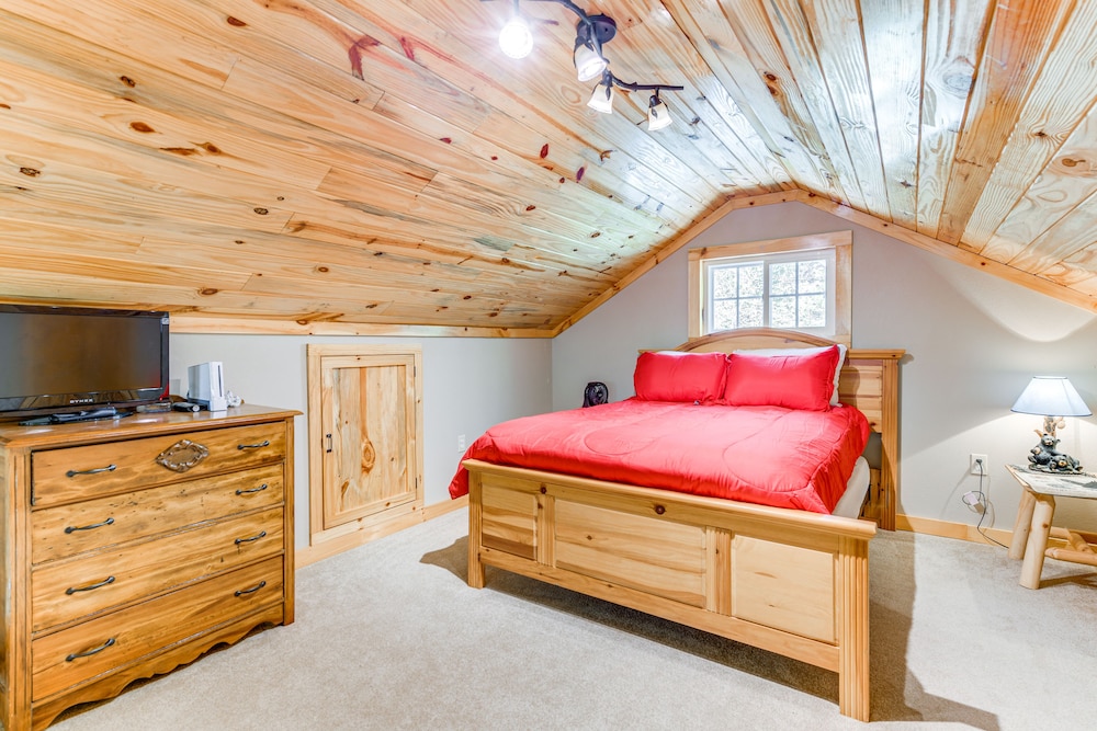 Hillside Cabin + Grill - Near Smoky Mountains view 4