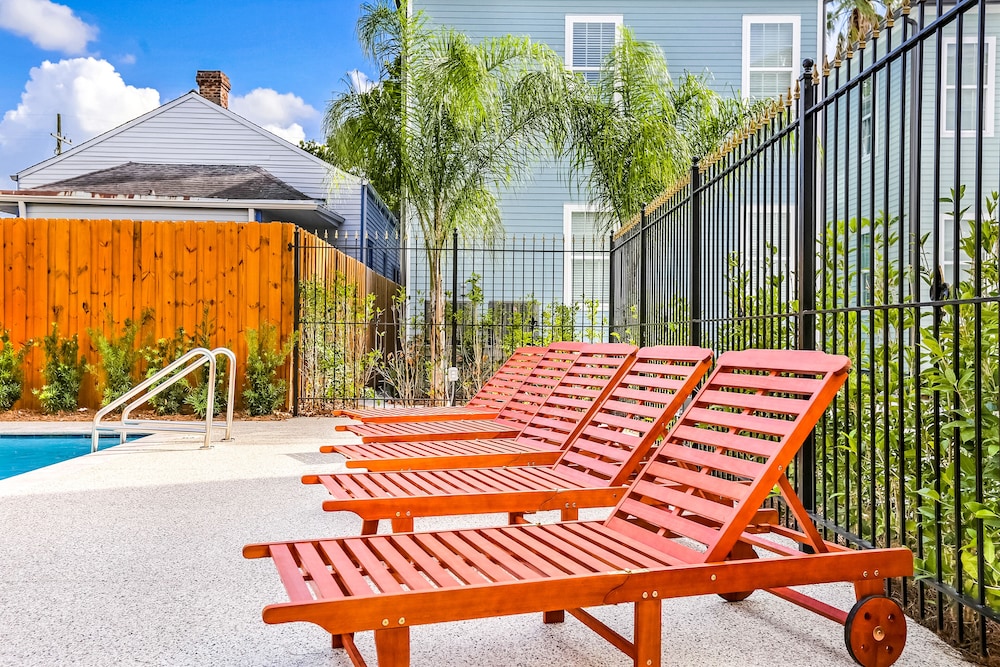 Spacious 5 BR Retreat with Pool - Near It All - Image 2