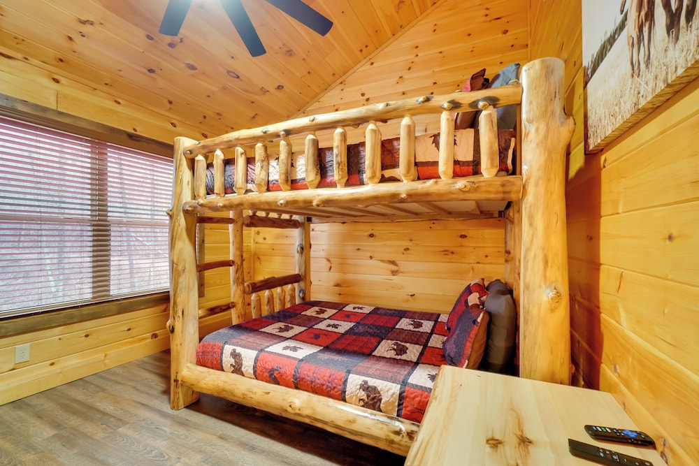 12 Mi to Gsmnp: Cabin w/ Game Room in Sevierville