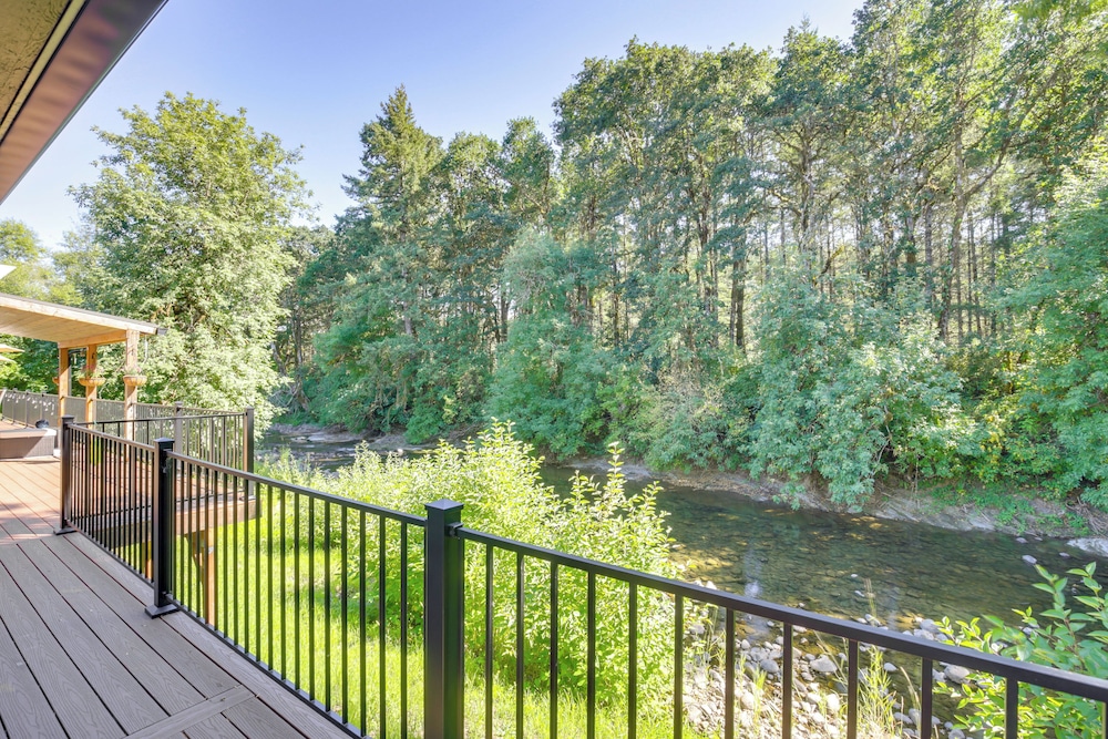 Modern Creekside Retreat 1 Mi to Spirit Mtn Casino
