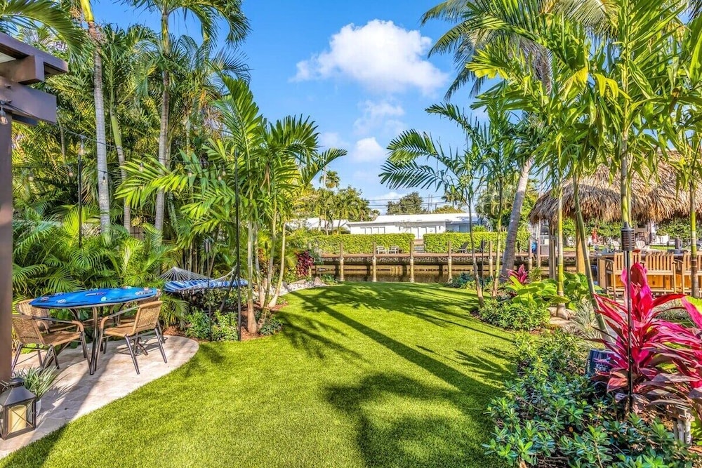 New Waterfront Oasis, Minutes to Beach, Eats, Shops