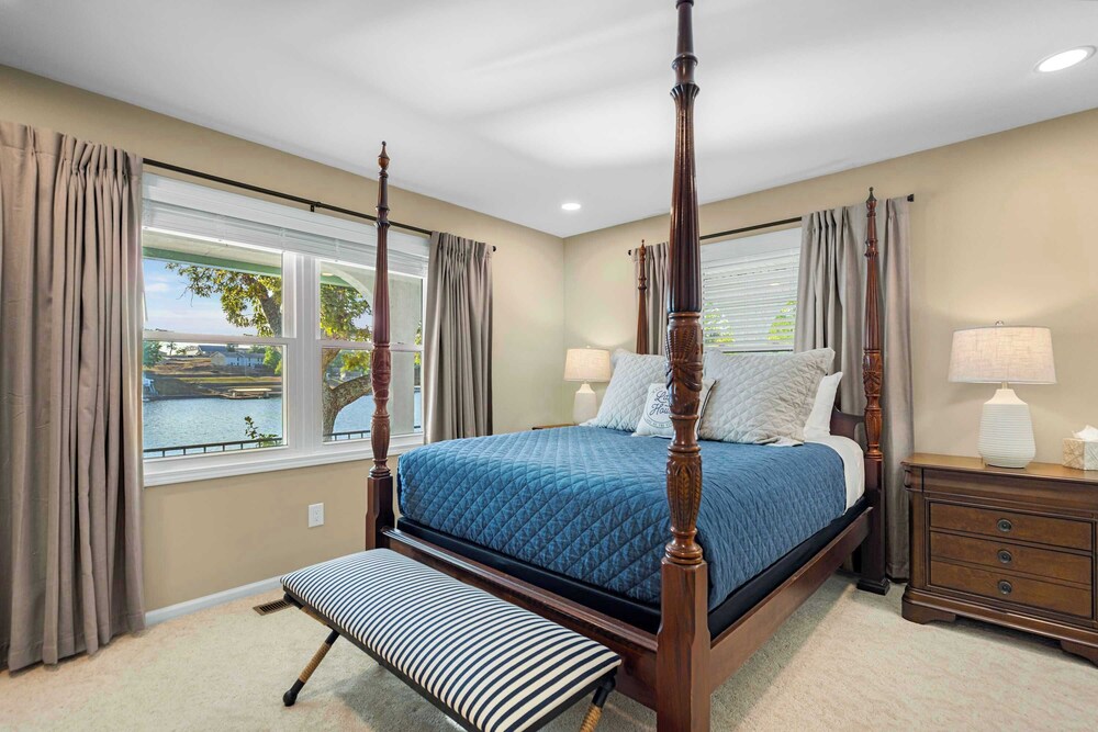 Panoramic Paradise - Lakefront Home for 15