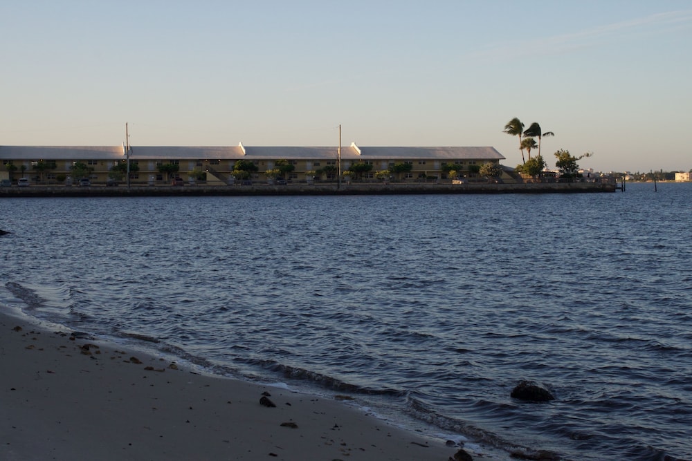 Palm Beach Waterfront Suites