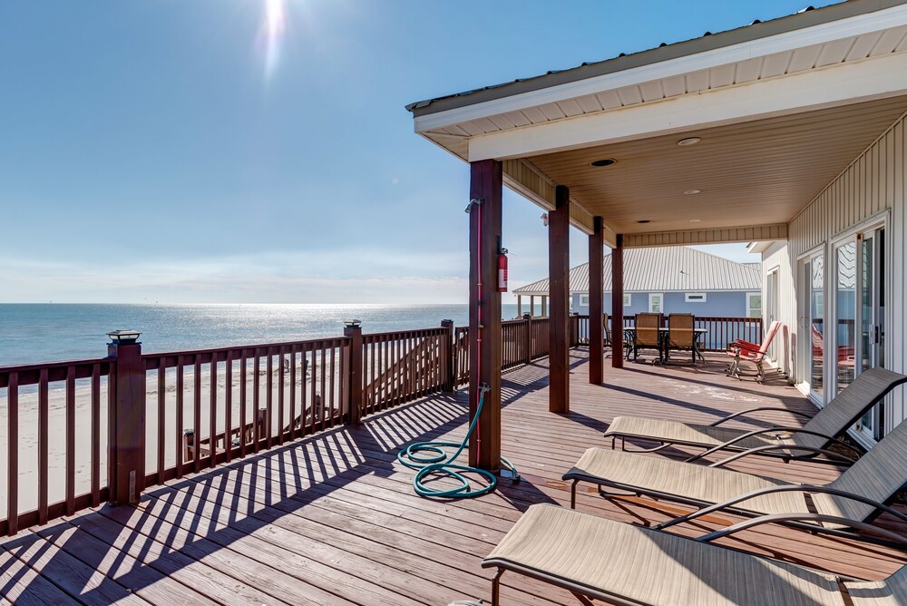 Sonny Side - Enjoy The Private And Personal Lot Space For More Family Beach Time. Unobstructed Views Of Water And Sky! 4 Bedroom Home by RedAwning