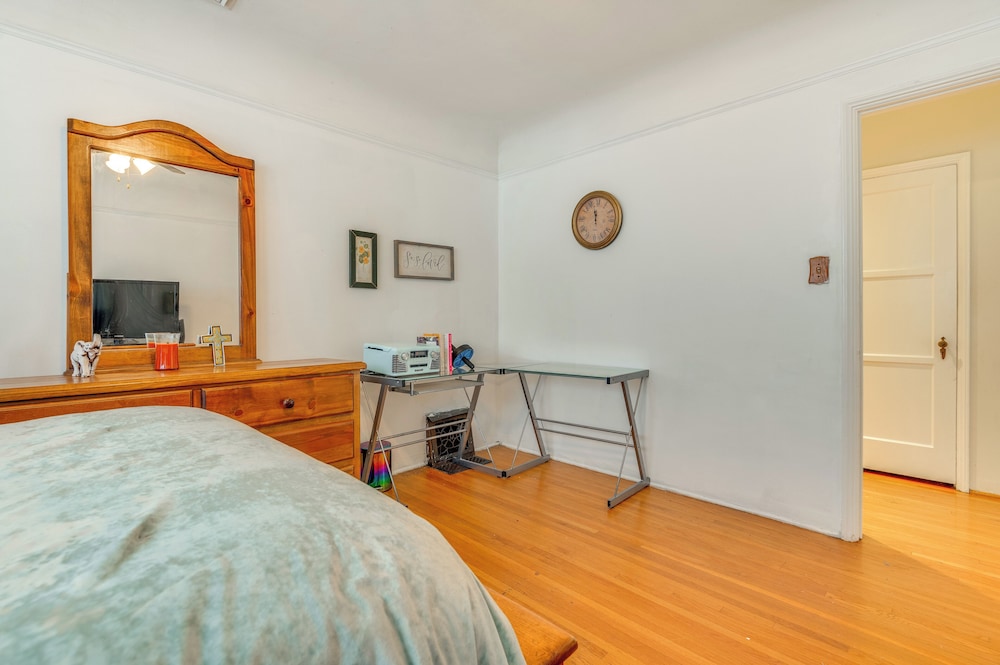 5 Mi to Sofi Stadium: Charming Family Home!