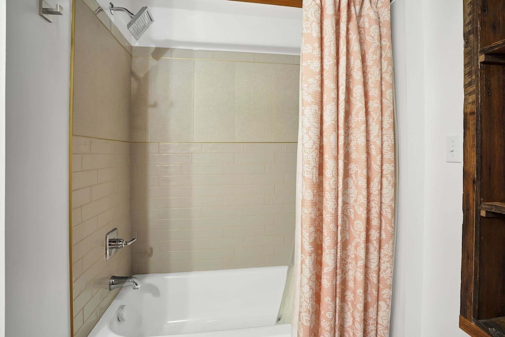 Mid Century Escape, Columbia House Unit C 1 Bedroom Apts