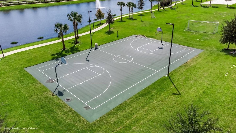 Coconut Breeze Resort Home Near Parks 25 Guests Located in Solara Resort