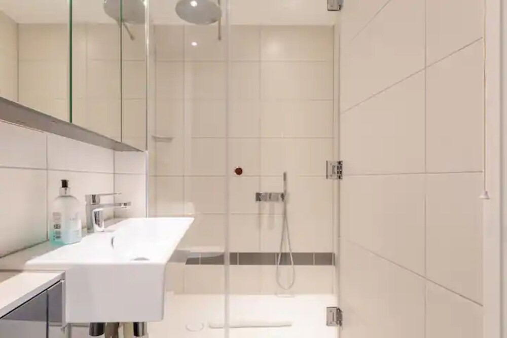 Chic 1BD Flat W/patio - 2 Mins From Baron's Court!