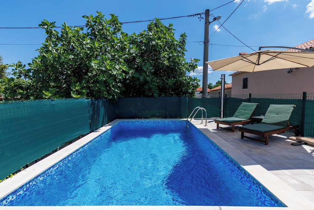 House Papinka With Private Pool & Garden
