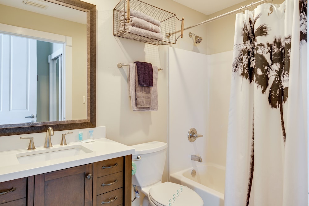 Gulf Views & Pools: Beachfront Island Tower Condo