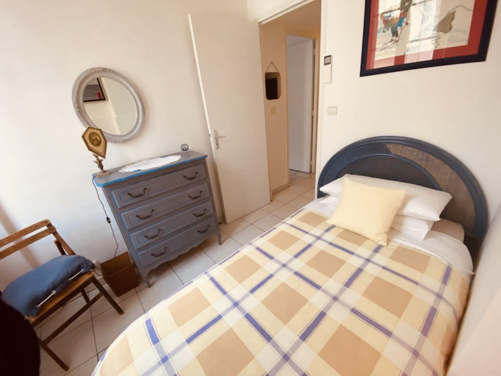 2 Bedroom Apartment in the Heart of Cannes air Conditioning Easy Walk to the Palais des Festivals - 2015