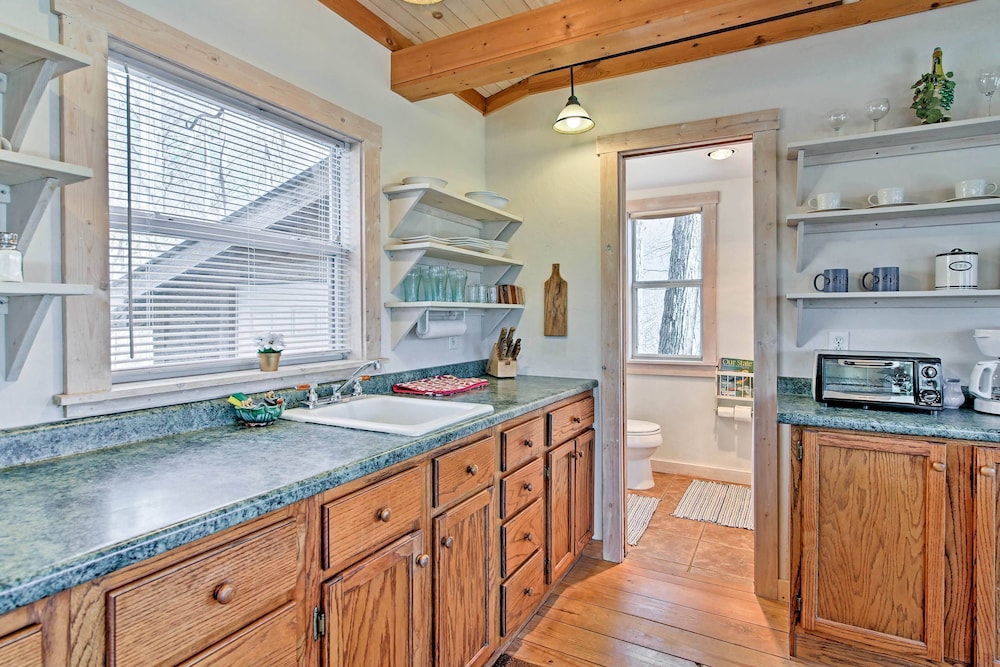 Screened Porch: The Coop Robbinsville Cabin! view 4