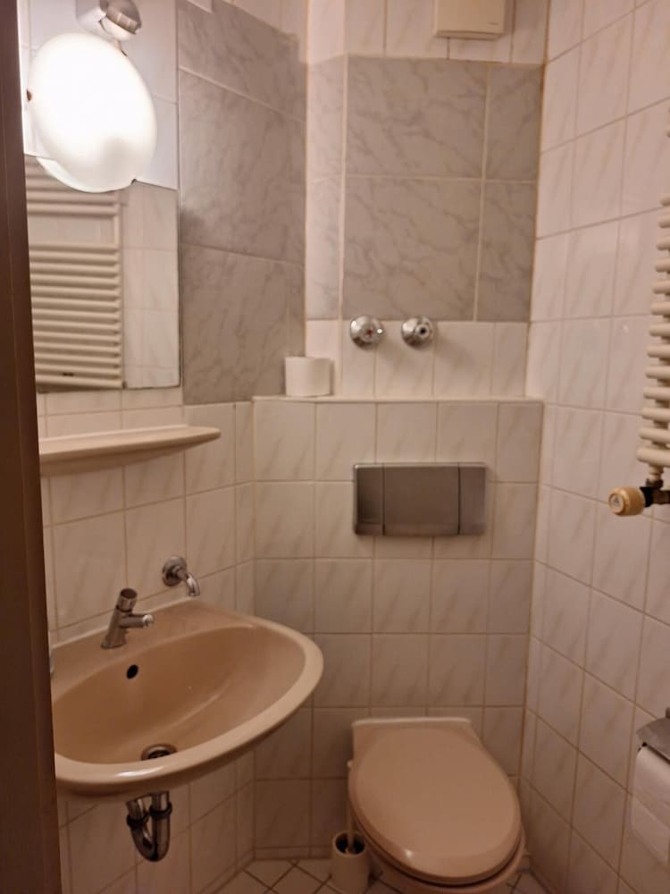 2-Rent Group Hostel Rooms AUB162