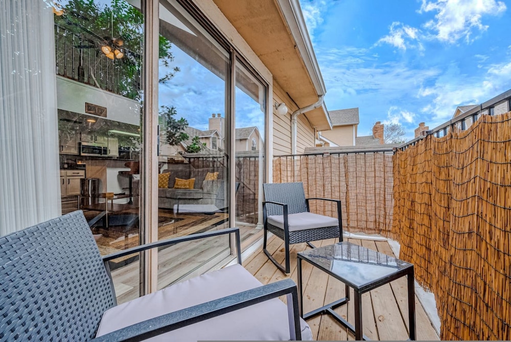 Upscale 1BR Condo in Med Center