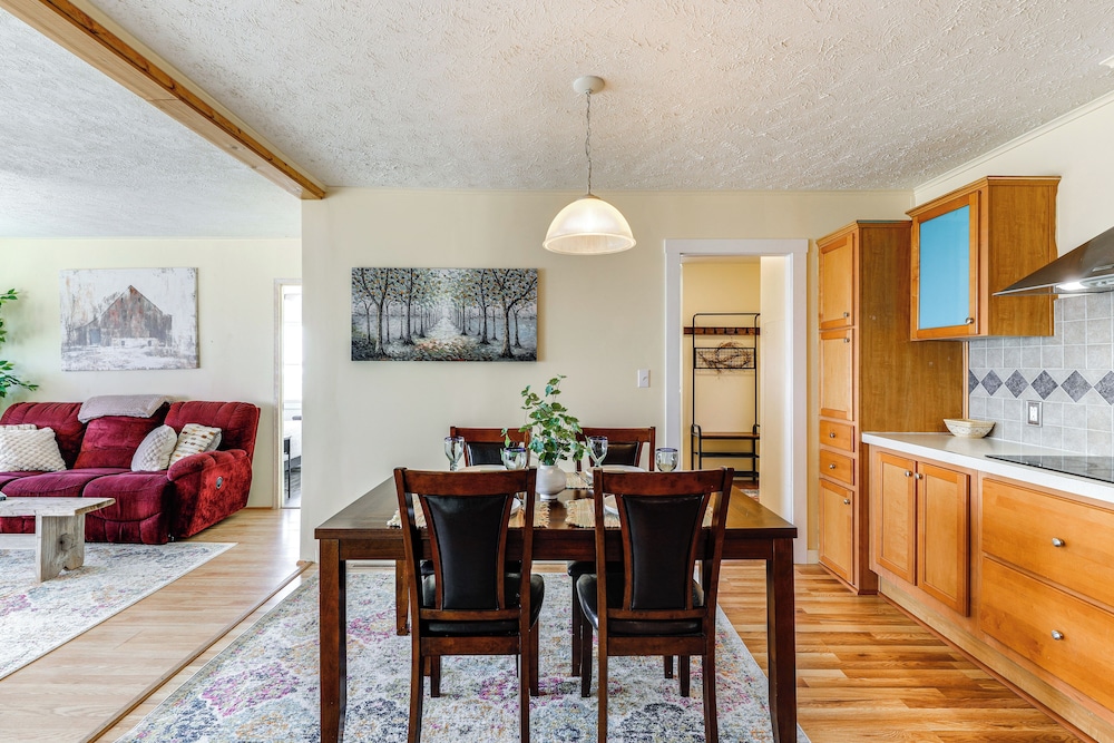 11 Mi to Chincoteague: Atlantic Home w/ Decks!
