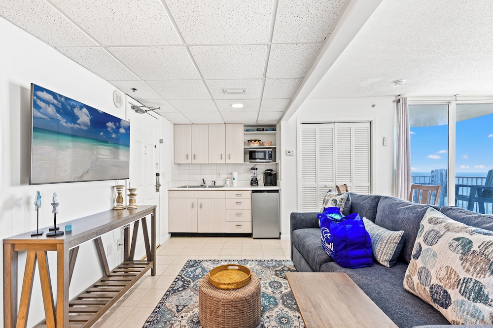 Coastal Hideaway: Cozy Beachfront Studio Sleeps 4 With Stunning Views!