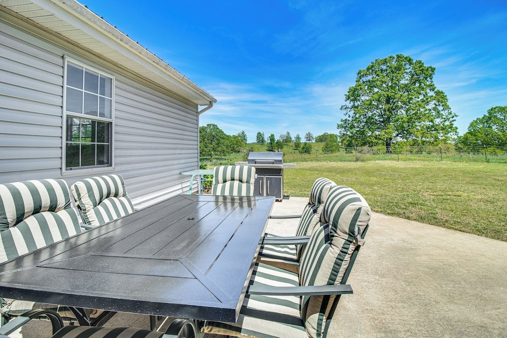 4 Mi to Norfork Lake: Country Stay w/ Farm Views!
