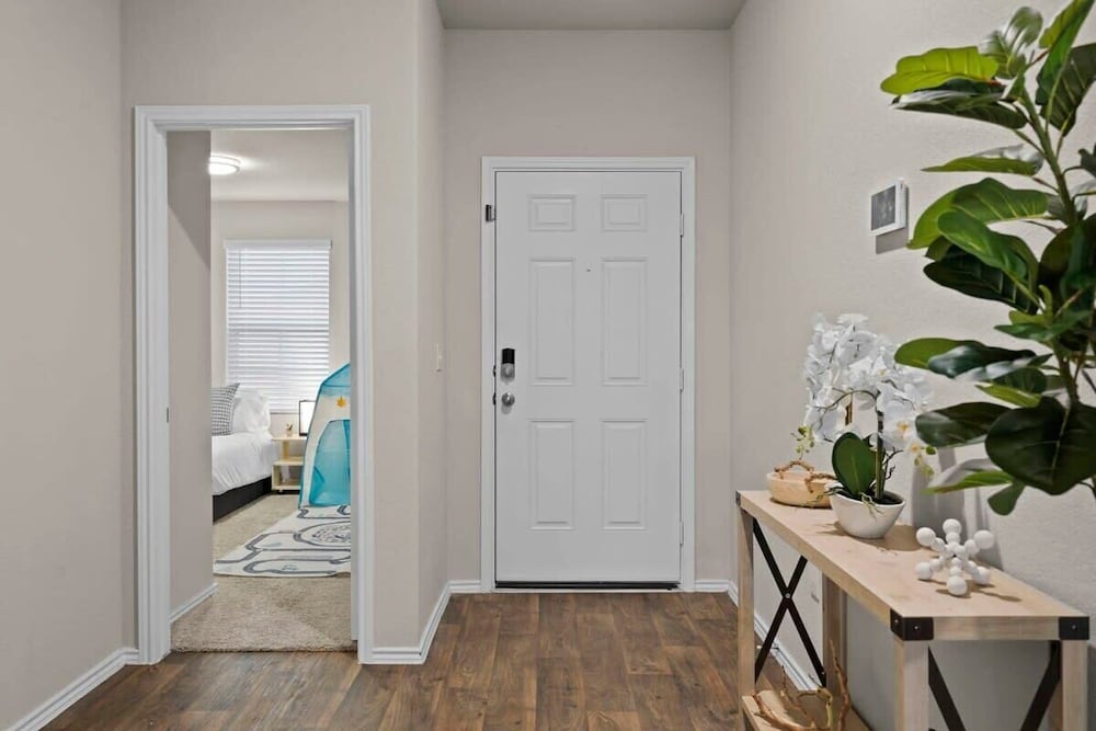 @ Marbella Lane - Amazing 4BR Lakeview Home