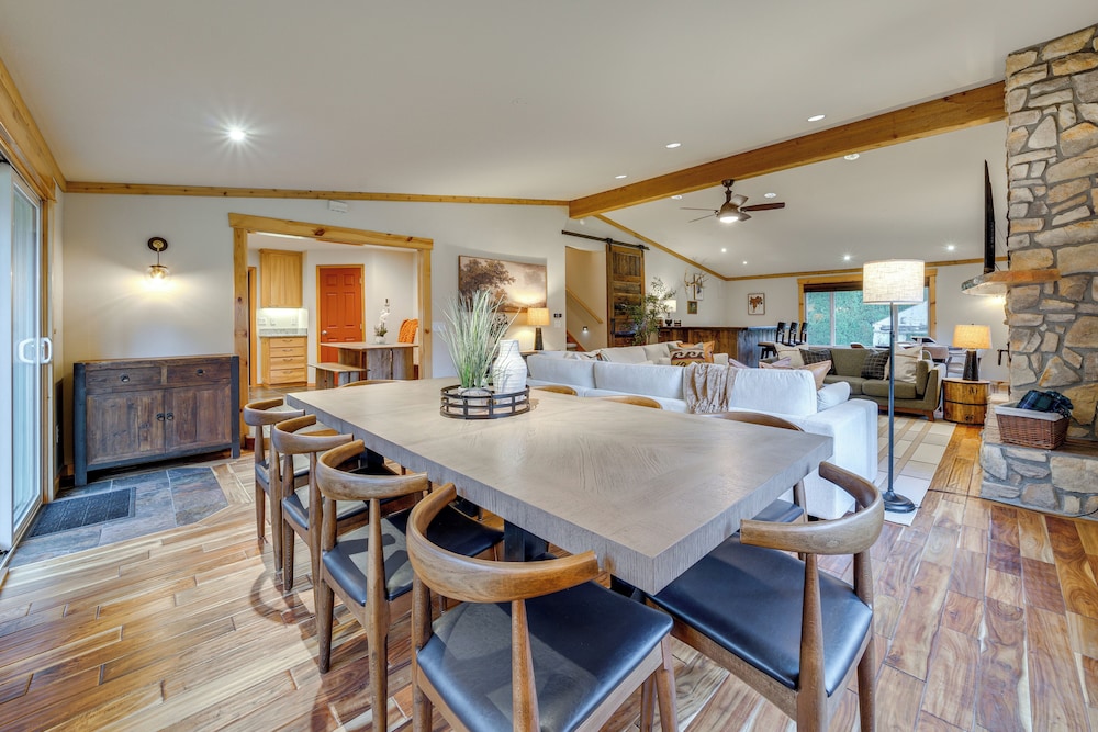 Fire Pit, Chic Deck! Family-friendly Puyallup Home