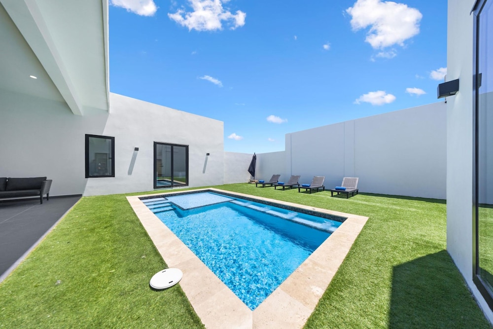 Brand NEW Villa Central Location Private Pool
