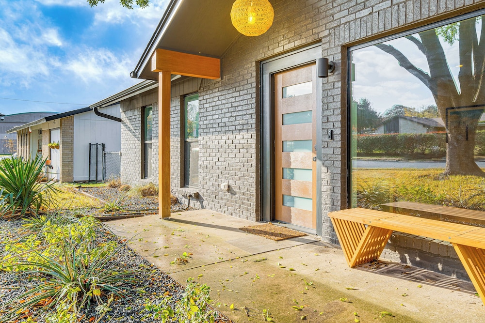 2 Mi to Dtwn: Austin Getaway w/ Natural Pool