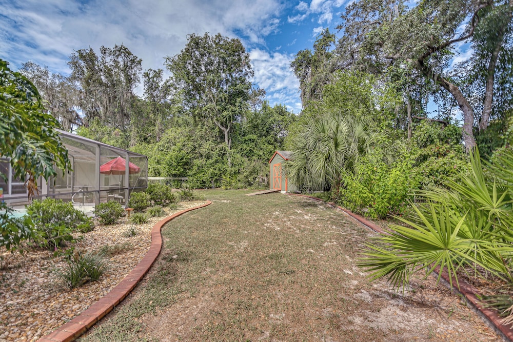 Dog-friendly Home, Lake Henderson Across Street!