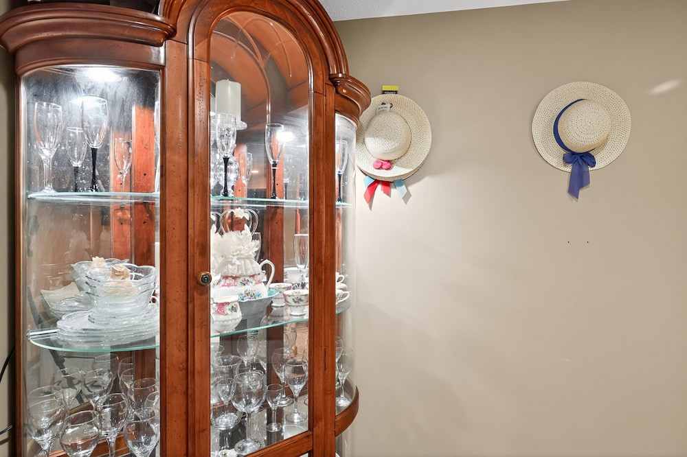 Cozy Retreat With Hot Tub In Peaceful Goshen 4 Bedroom Home