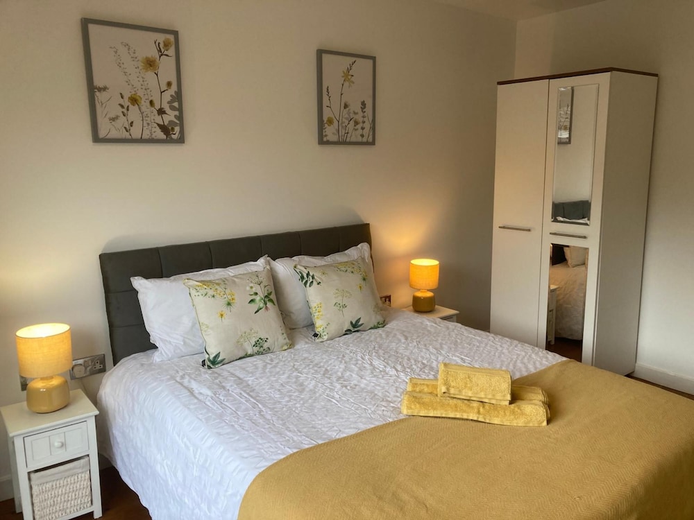 One Bedroom Cottage in Northampton view 3