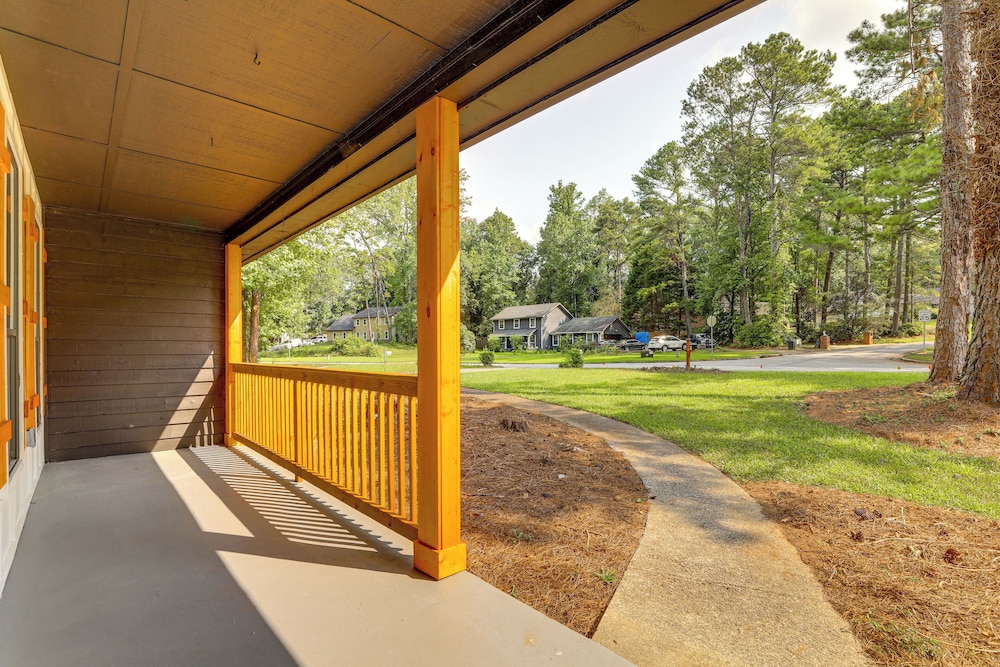 5 Mi to Stone Mountain: Lakefront Family Home