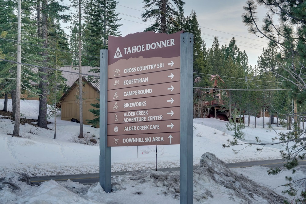 Near Downhill Ski Resort! Hot Tub Haven in Truckee