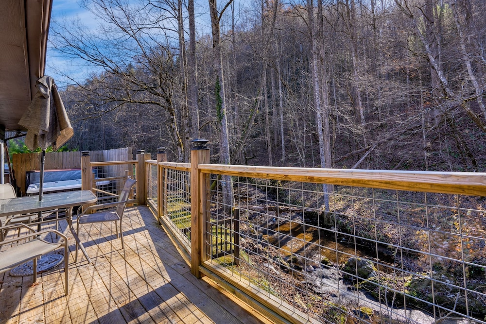 Creekside Haven Gatlinburg Escape by a Bubbling Creek Near Top Attractions