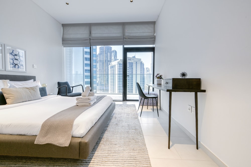 Maison Privee - Luxury Apt W/Burj Khalifa Vw & Dubai Canal Access