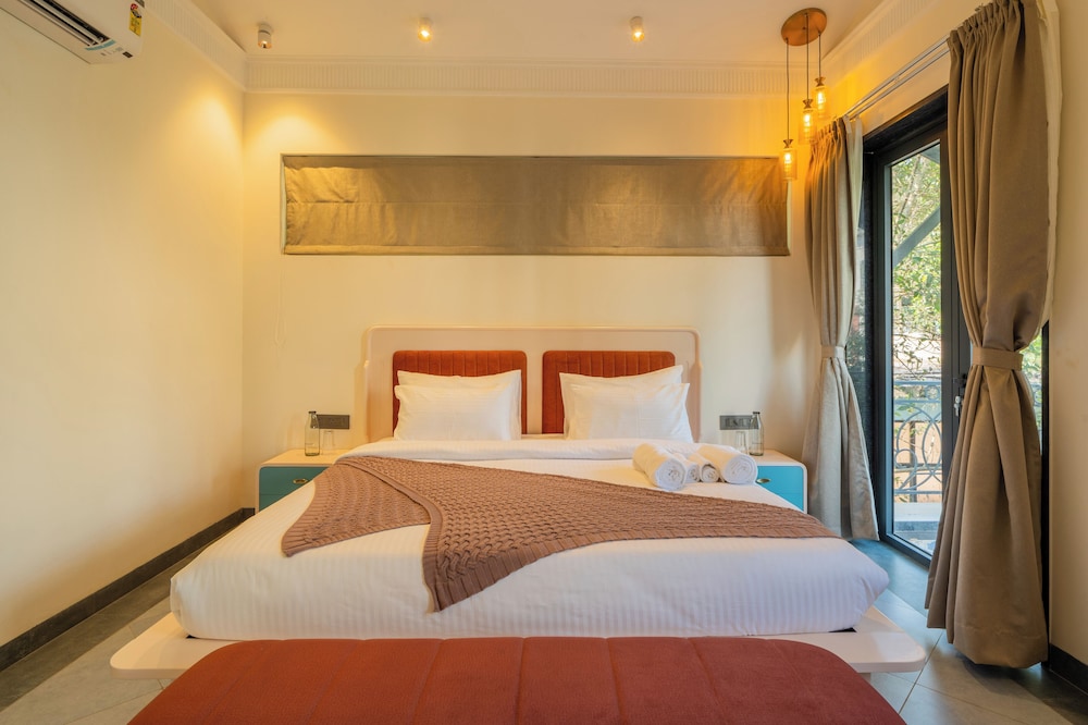 ELIVAAS Laguna Camellia | Luxe 4 BHK Villa Near Popular Beaches with Private Pool