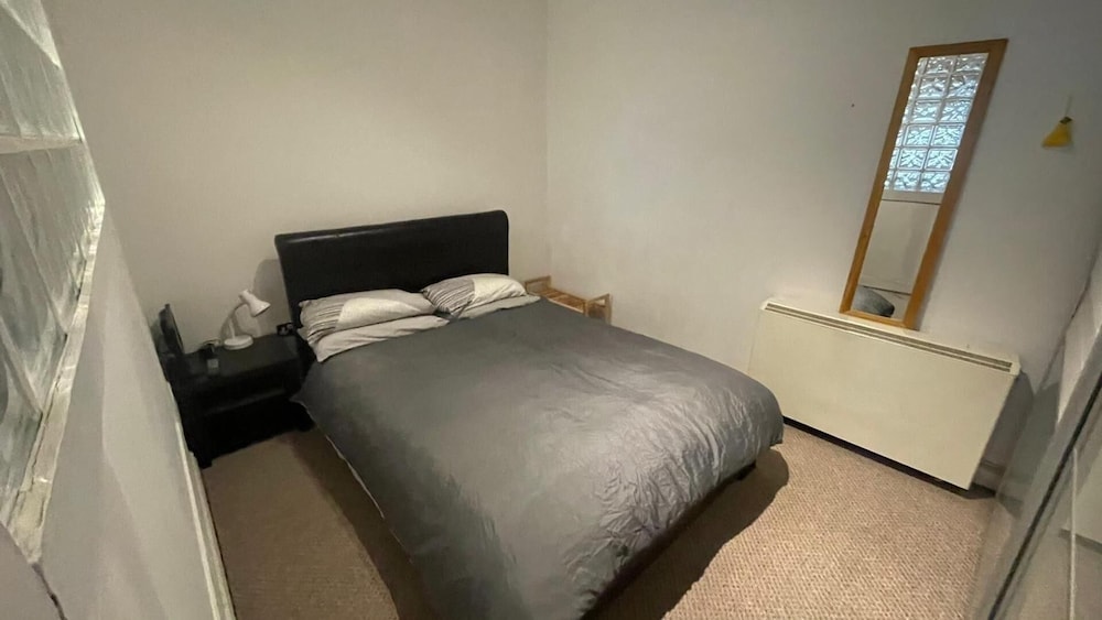 1br-wifi-freesnacks-freeparking-petsok-retroarcade