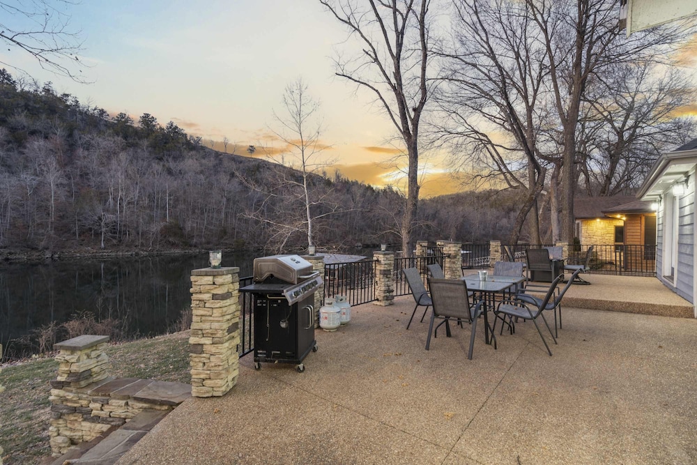 Foggy River Retreat For 16!