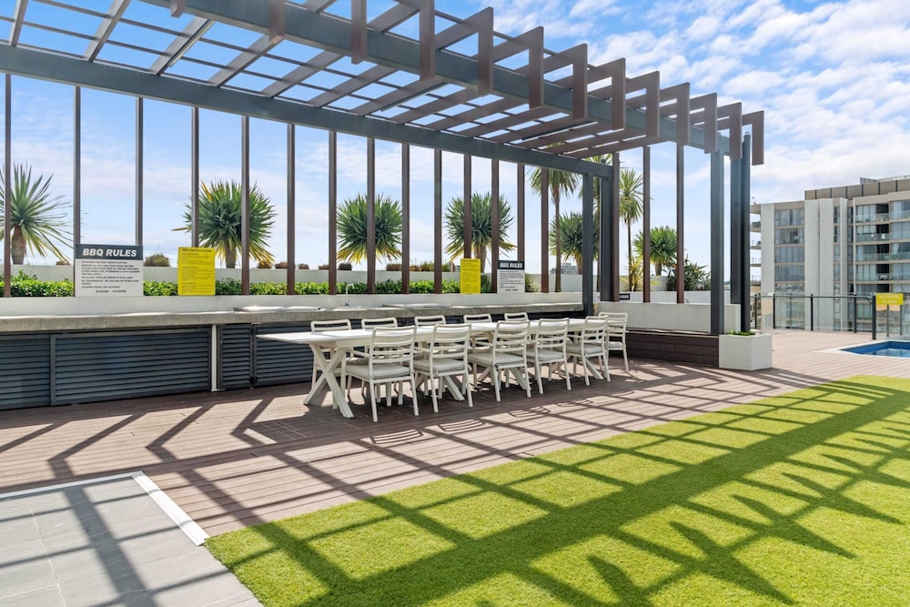 Stylish West End Stay With Rooftop Pool & BBQ