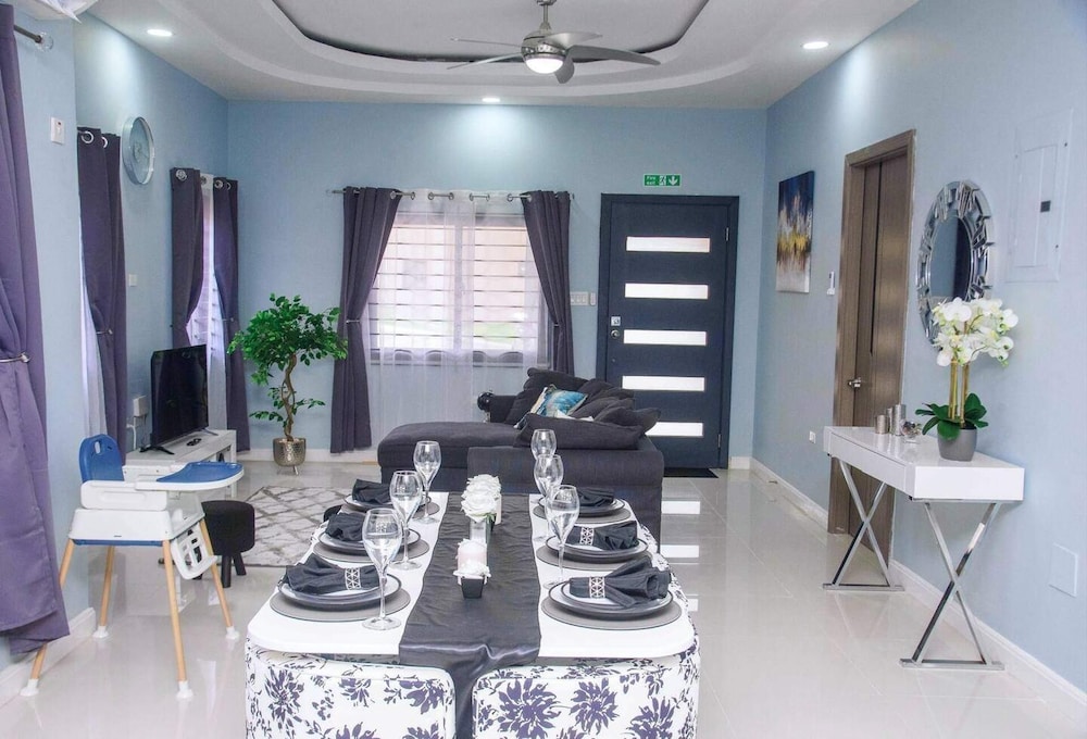 Montana Villa-ochorios-sleeps6-aircon-pool-tv-wifi