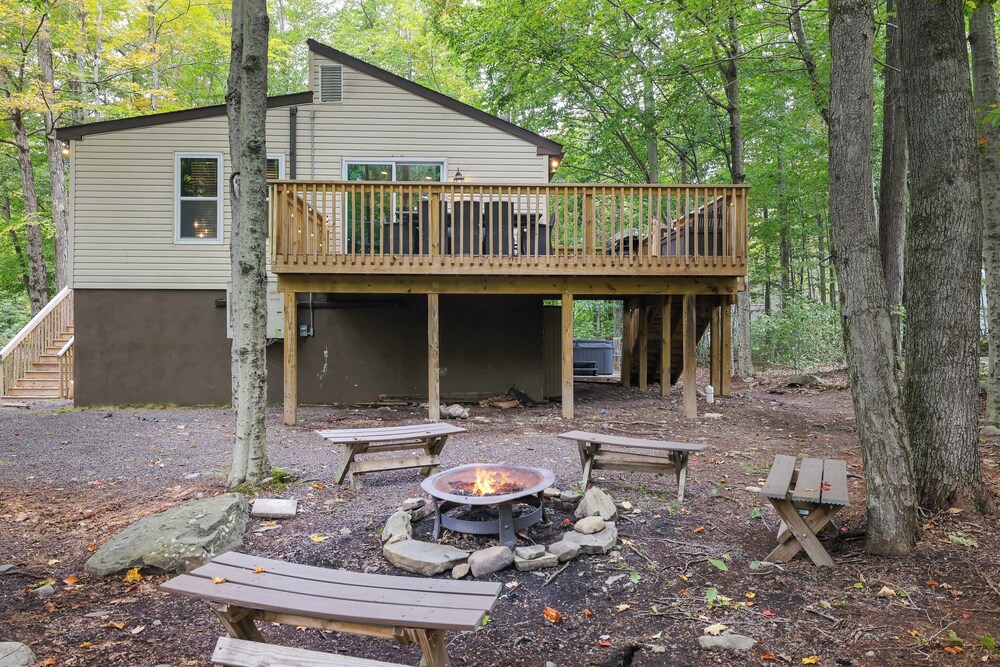 Moshannon Tree-lined Pocono Retreat w/ Hot Tub, Firepit & Pool Table